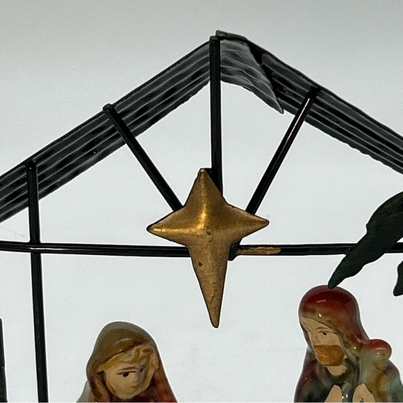 Vtg 5x4x1.5” Metal Nativity w/ Ceramic Joseph, Mary & Baby Jesus Manger … - Picture 2 of 14